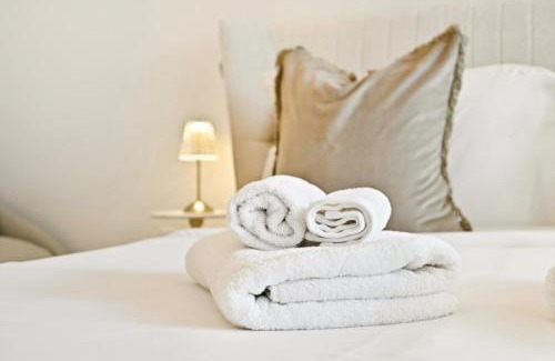 Nad Al Sheba Apartment | Riviera Azure Gateway Superior- 10min to Burj Khalifa, Dubai Mall and Airport and 20min to Marina