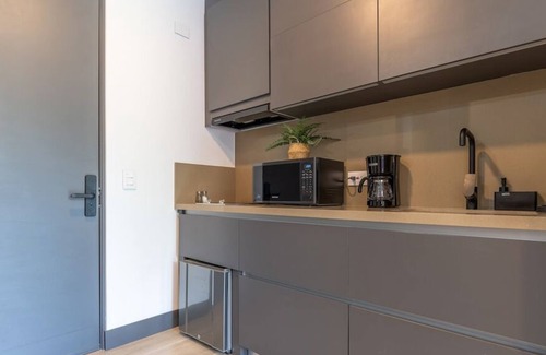 Cali Apartment | RM 1005 | High-Rise Studio | Balcony | Pool | Gym