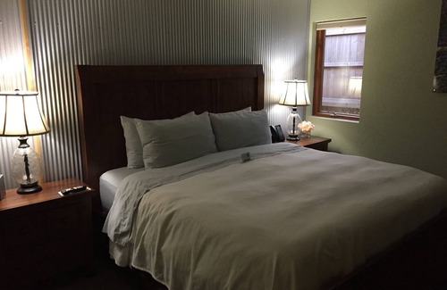 Munising Hotel | Roam Inn