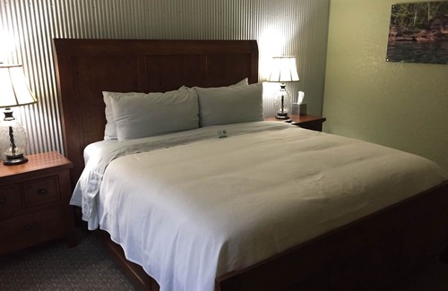 Munising Hotel | Roam Inn