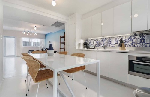 South Pointe House | Roami at 250 Collins | 10 Bed Combo | Rooftop Pool