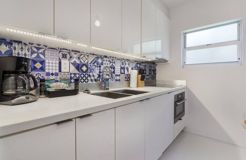 South Pointe House | Roami at 250 Collins | 10 Bed Combo | Rooftop Pool