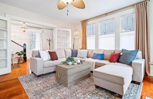 McCain House | Roberson House Private Pool Walk to DT Sleeps 12