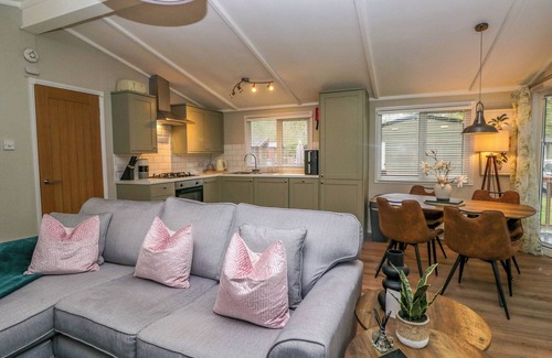 Troutbeck Bridge Cottage | ROBIN'S LODGE, family friendly, with pool in Troutbeck Bridge