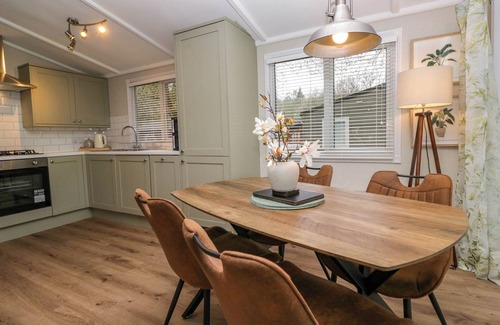 Troutbeck Bridge Cottage | ROBIN'S LODGE, family friendly, with pool in Troutbeck Bridge