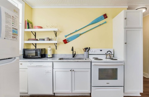 Old East Hill House | Robins Nest - Dog Friendly - Walk to Bay Center