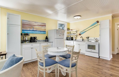 Old East Hill House | Robins Nest - Dog Friendly - Walk to Bay Center