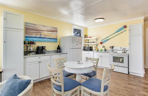 Old East Hill House | Robins Nest - Dog Friendly - Walk to Bay Center