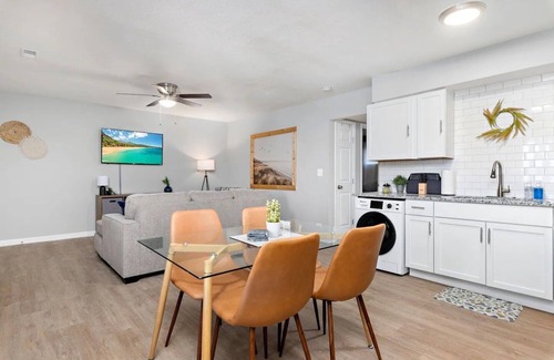 Lawrence Apartment | Rock Chalk Villa 2Bedroom 1bath Free Parking & WiFi