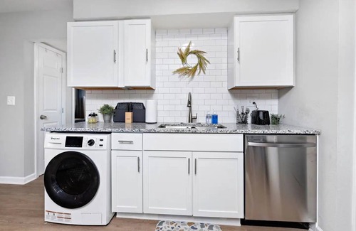 Lawrence Apartment | Rock Chalk Villa 2Bedroom 1bath Free Parking & WiFi