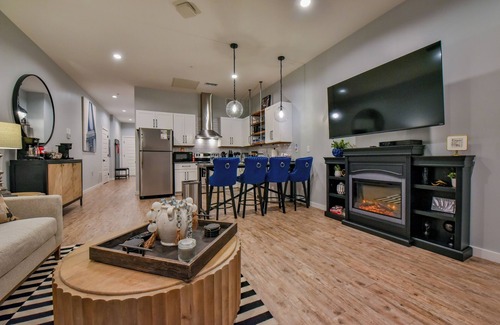 Tuscaloosa Condo | Rock & Roll Tide! Steps away from Amphitheater and downtown!