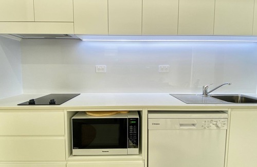 Picnic Bay Villa | Rock Salt Villa 2 Situated on the foreshore at Picnic Bay