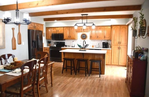 Cadiz House | Rockcastle Sunset Cove - Lakefront Vacation Retreat