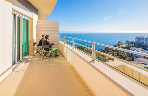 Sao Martinho Apartment | RodaMar PentHouse Apartment, located by the sea (50meter far)