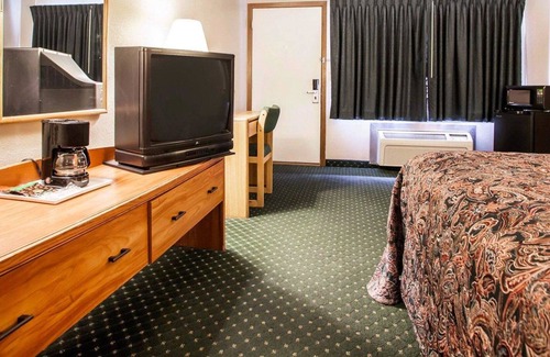 Beloit Hotel | Rodeway Inn Beloit