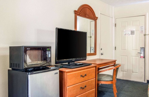 LaGrange Hotel | Rodeway Inn La Grange East