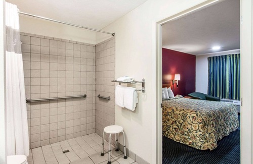 LaGrange Hotel | Rodeway Inn La Grange East