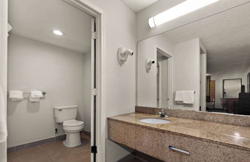 Lumberton Hotel | Rodeway Inn Lumberton Central