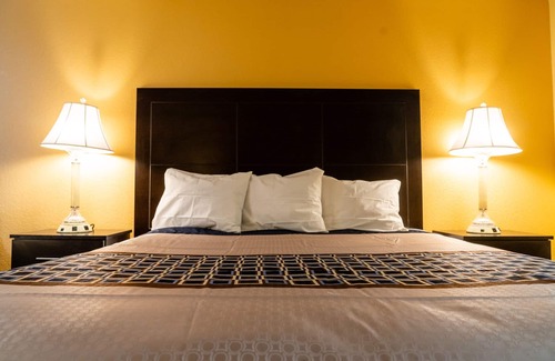 Colton Hotel | Rodeway Inn & Suites Colton - Riverside