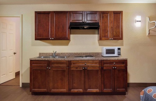 Viavant - Venetian Isles Hotel | Rodeway Inn & Suites New Orleans East