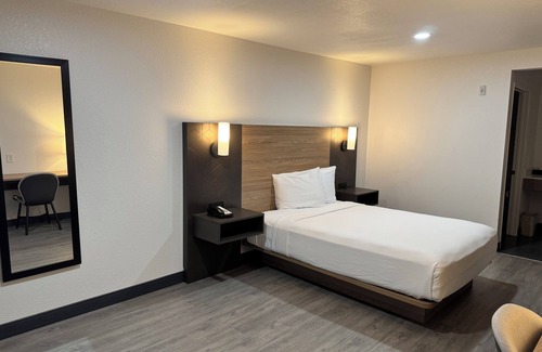 Thousand Palms Hotel | Rodeway Inn & Suites Thousand Palms - Rancho Mirage