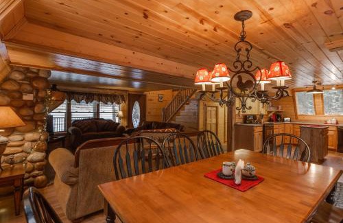 Island Park House | Roger Dodger by KABINO Hot Tub 2 Cabins Big Driveway FirePit WiFi Grill Summer 11 Winter 6 People Max