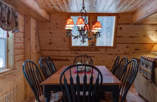 Island Park House | Roger Dodger by KABINO Hot Tub 2 Cabins Big Driveway FirePit WiFi Grill Summer 11 Winter 6 People Max