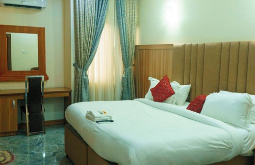 Etete Hotel | Rolarz Resorts & Hotel