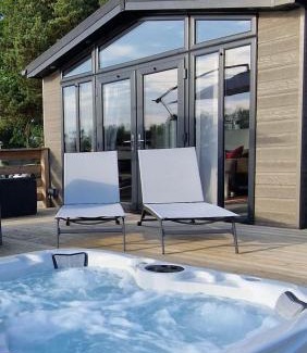 Frognall Apartment | Rolo's Lakeside Lodge With Hot Tub & Hi-Speed Wifi