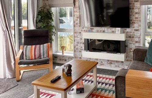 Frognall Apartment | Rolo's Lakeside Lodge With Hot Tub & Hi-Speed Wifi