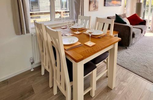 Frognall Apartment | Rolo's Lakeside Lodge With Hot Tub & Hi-Speed Wifi