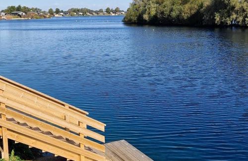 Frognall Apartment | Rolo's Lakeside Lodge With Hot Tub & Hi-Speed Wifi