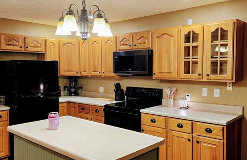 Bluford House | Romantic couples getaway in awesome Bluford with WiFi, Fireplace, and Game Room