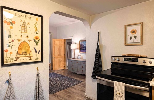 Buchanan House | Romantic Cozy Home in "America’s Nicest Town"