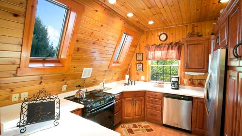 Sugarcreek House | Romantic Forest Cabin with Amazing Private Deck and Spa in Ohio