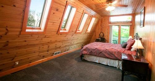 Sugarcreek House | Romantic Forest Cabin with Amazing Private Deck and Spa in Ohio