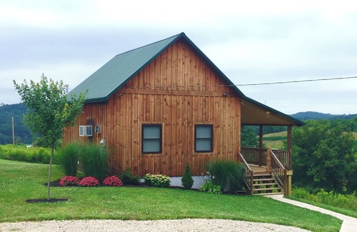 Sharpsburg Cabin | Romantic getaway in Southeastern Ohio. Family and pet friendly.