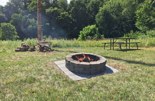 Sharpsburg Cabin | Romantic getaway in Southeastern Ohio. Family and pet friendly.
