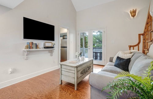 River Ranch Cottage | Romantic “Gingerbread” Cottage on the Vermillion River