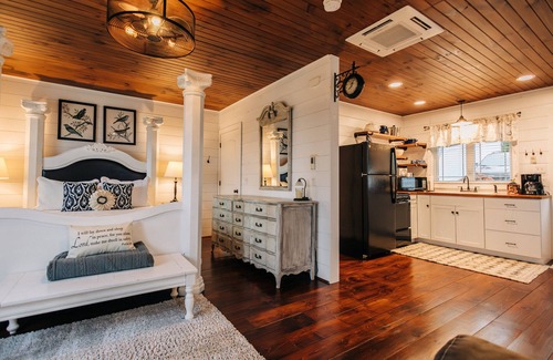 Walnut Creek Apartment | Romantic Golden Valley Cottage | View of Amish Countryside + Walk to Amish Eats