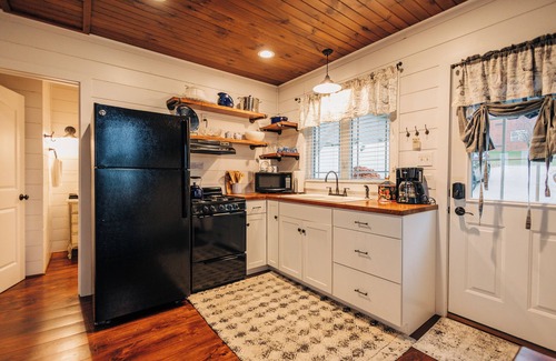 Walnut Creek Apartment | Romantic Golden Valley Cottage | View of Amish Countryside + Walk to Amish Eats