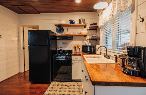 Walnut Creek Apartment | Romantic Golden Valley Cottage | View of Amish Countryside + Walk to Amish Eats