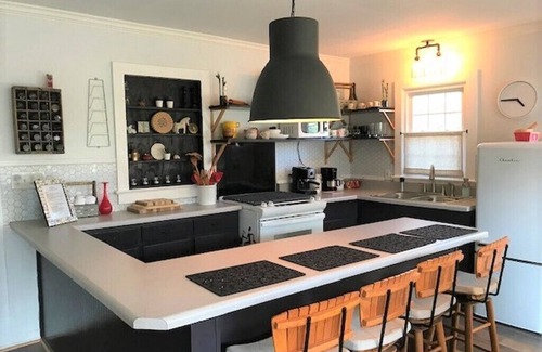 Anderson Cottage | Romantic LAKEFRONT House with Private Dock-Golf Nearby