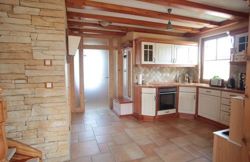 Glowe House | Romantic luxury thatch-roof house 300m to the beach, playground nearby, WiFi