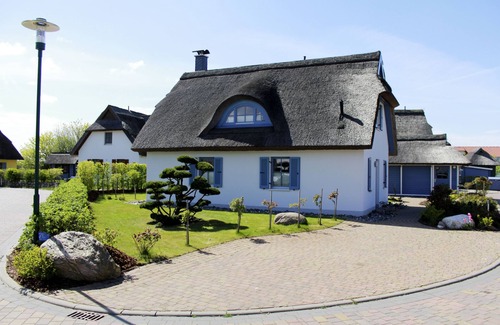 Glowe House | Romantic luxury thatch-roof house 300m to the beach, playground nearby, WiFi
