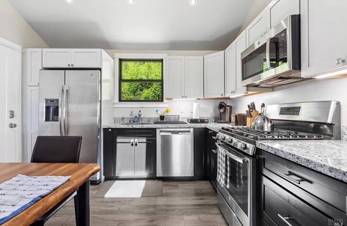 Anchor Bay House | Romantic newly renovated beach cottage