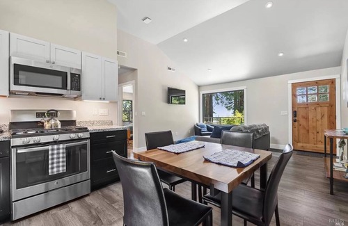 Anchor Bay House | Romantic newly renovated beach cottage