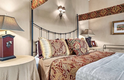 Townsend Hotel | Romantic Suite | Mountain Views! | King Bed