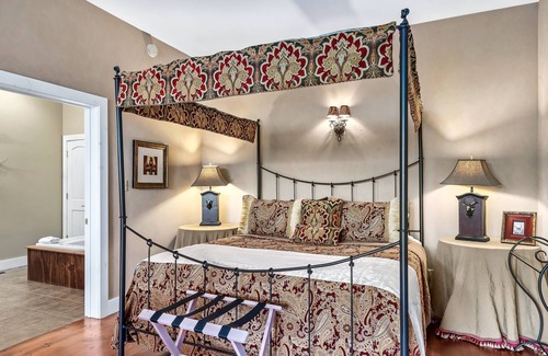 Townsend Hotel | Romantic Suite | Mountain Views! | King Bed