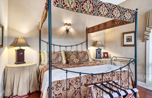 Townsend Hotel | Romantic Suite | Mountain Views! | King Bed